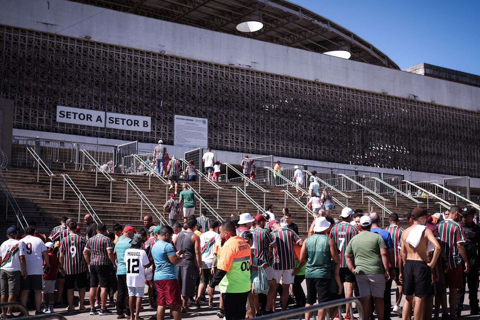 Torcida do Fluminense começa a chegar para jogão contra o Madureira