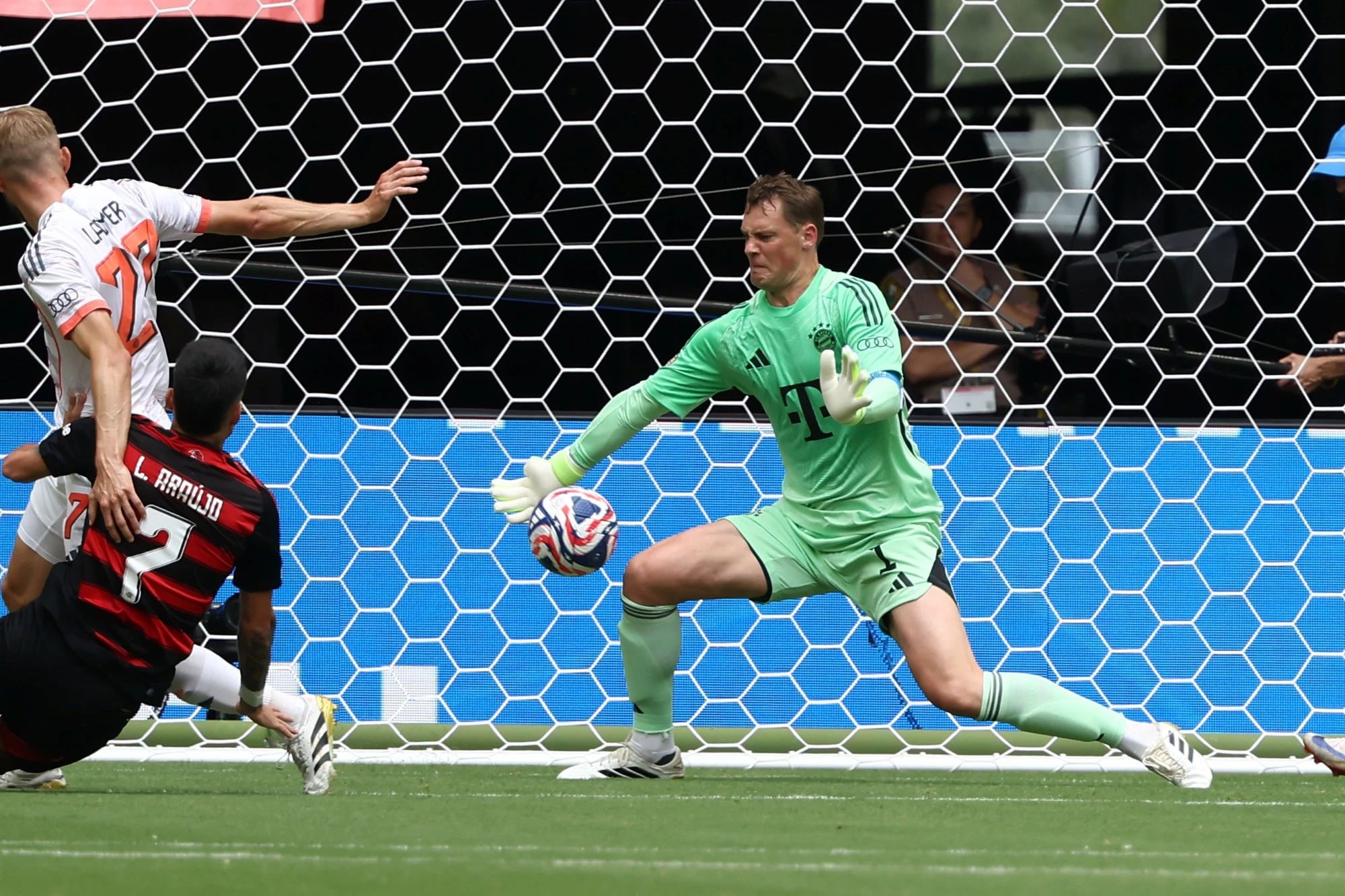 Neuer ri e debocha após vitória contra o Flamengo: “Fácil”. Veja vídeo