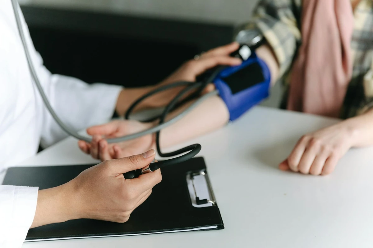 Três hábitos considerados “vilões” para a hipertensão, segundo médico