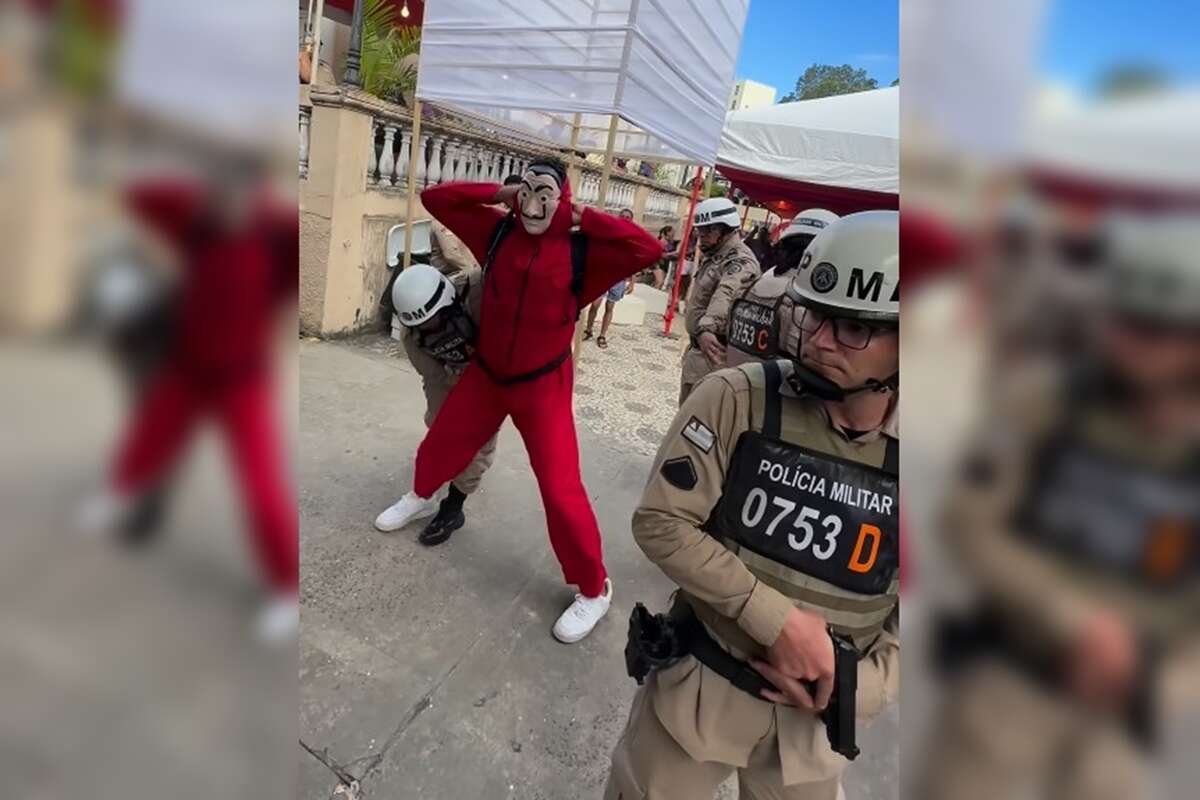 Vídeo: cantor Xanddy é enquadrado pela PM durante carnaval de Salvador