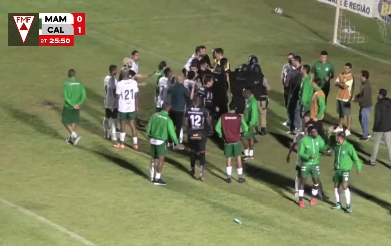 Gol anulado gera paralisação de 43 minutos no Campeonato Mineiro. Veja