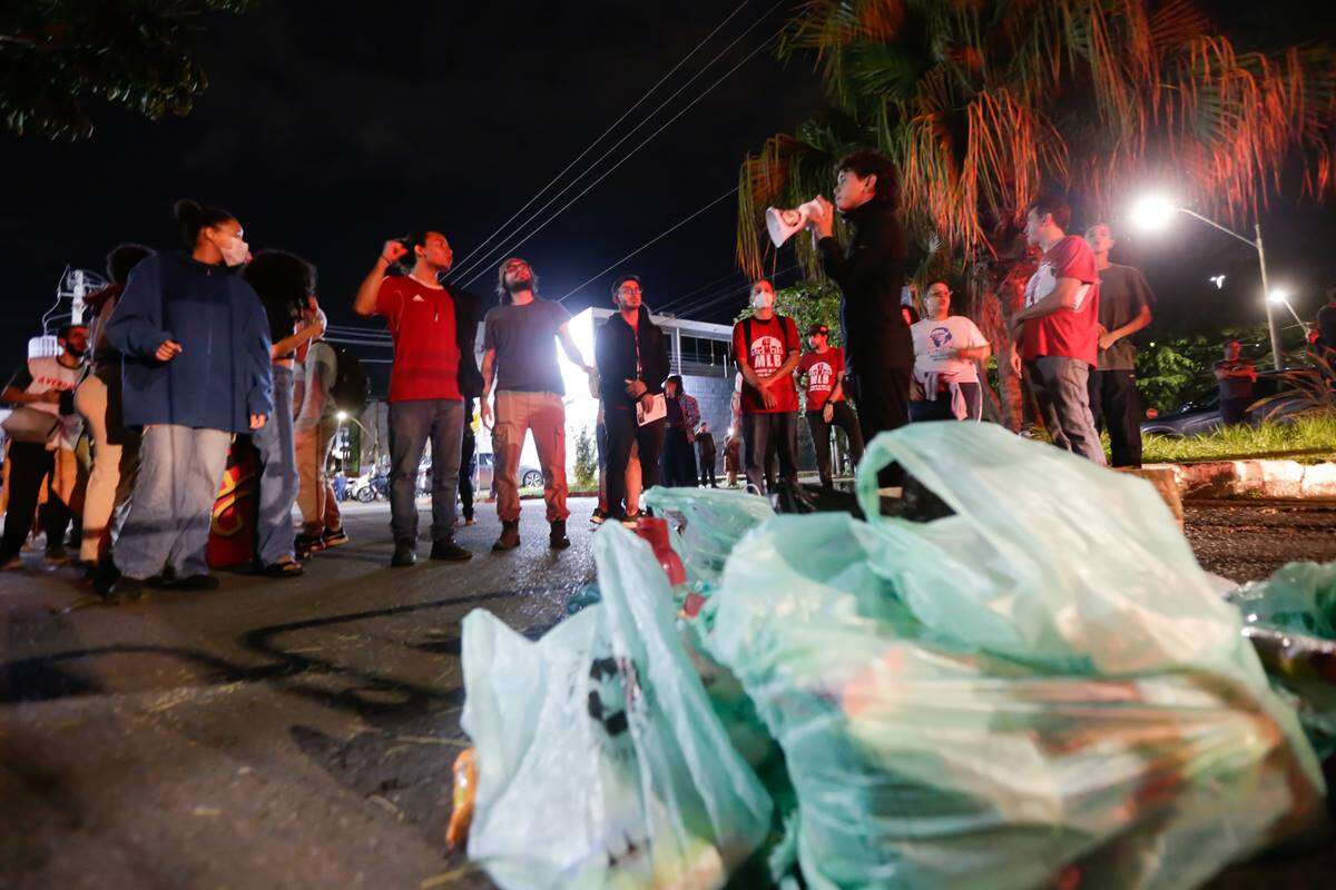 Conselheira é barrada ao tentar levar mantimentos para ocupação no SIG