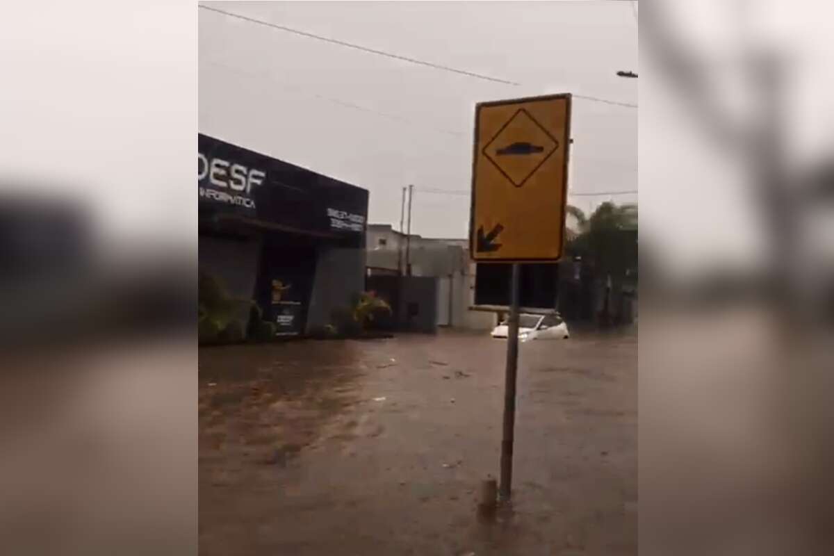 Vídeo: correnteza deixa carro quase submerso e inunda loja no DF