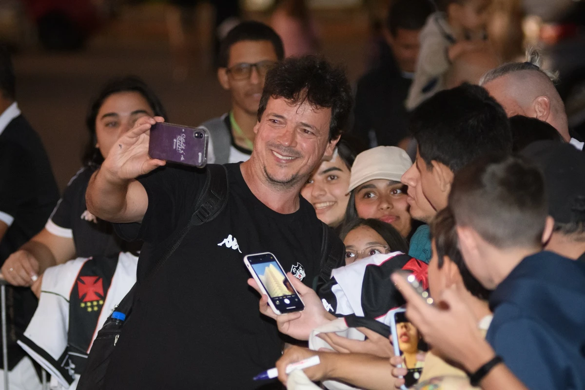 Vídeo: torcedores do Vasco fazem barulho para receber equipe no DF