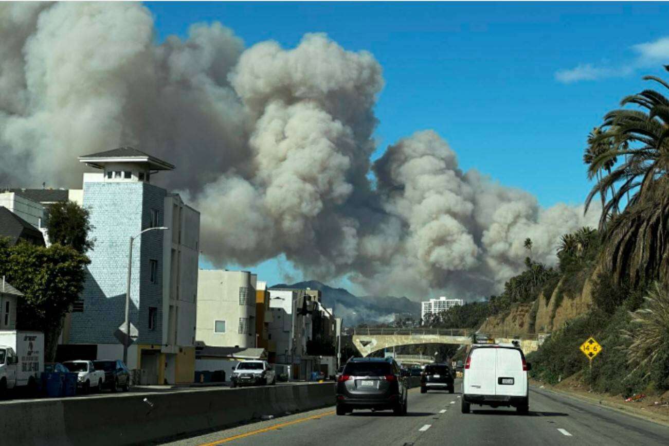 LA: previsão de ventos com força de furacão alerta para mais incêndios