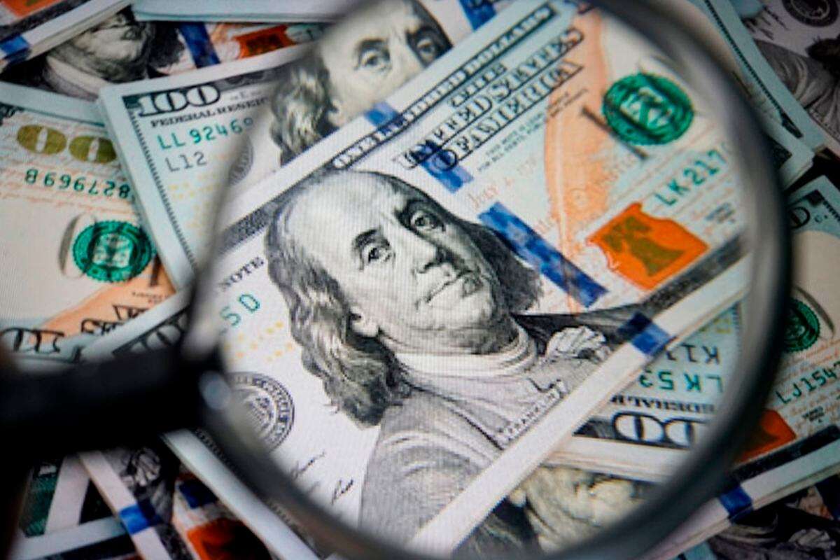 Dólar sobe a R$ 5,71 com freio na economia global. Bolsa tem leve alta