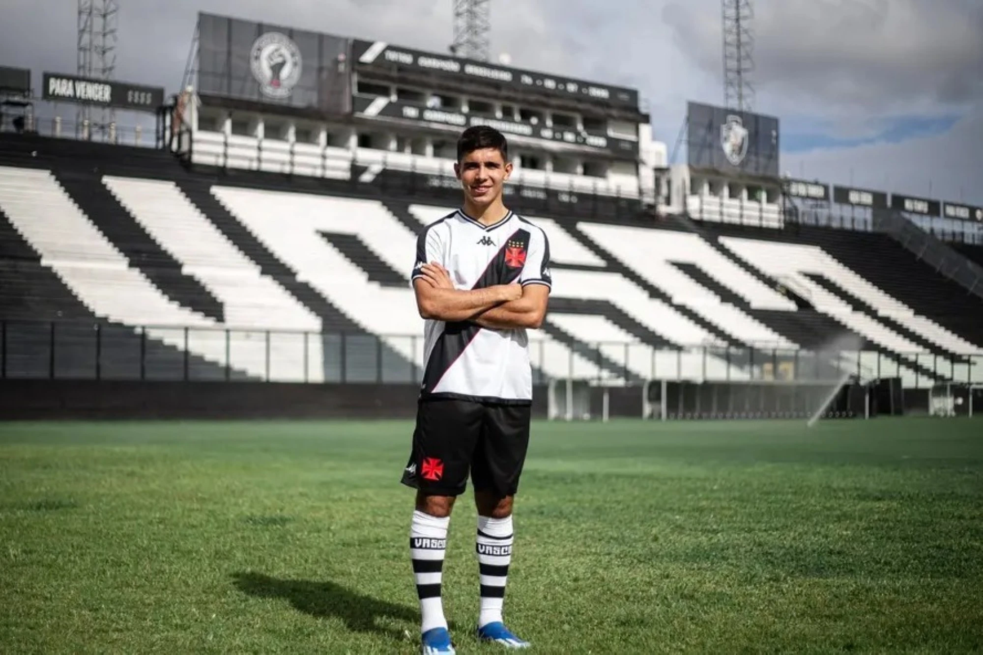 Vasco é impedido de contratar jogadores por dívida com time argentino