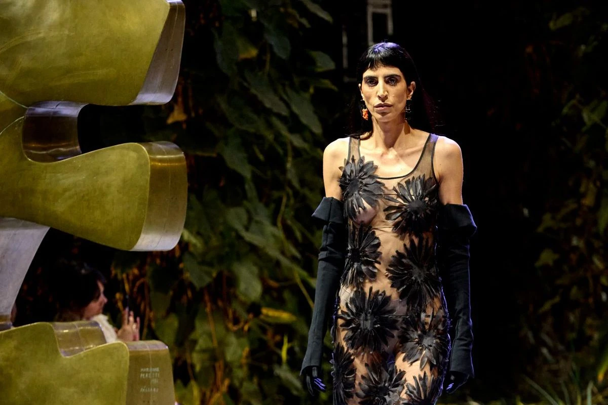 Gloria Coelho honra o legado da grife em desfile no Metrópoles Catwalk