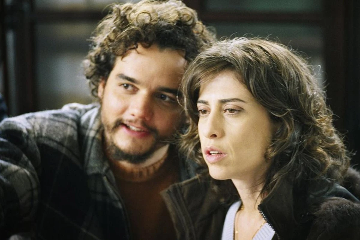 Vídeo: Wagner Moura celebra a reestreia do filme Saneamento Básico
