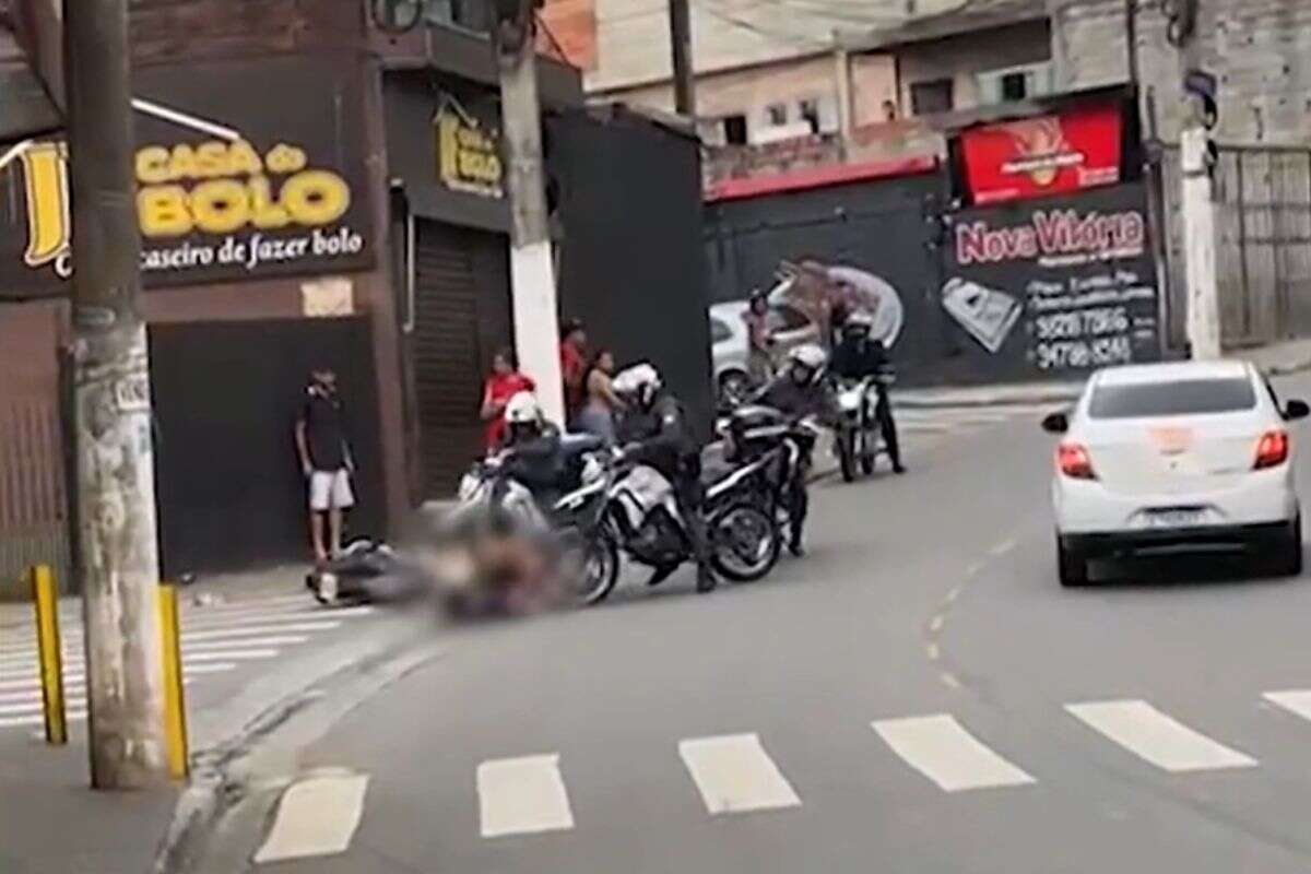 Vídeo: PMs arrastam motoqueiro que fugiu por estar sem capacete