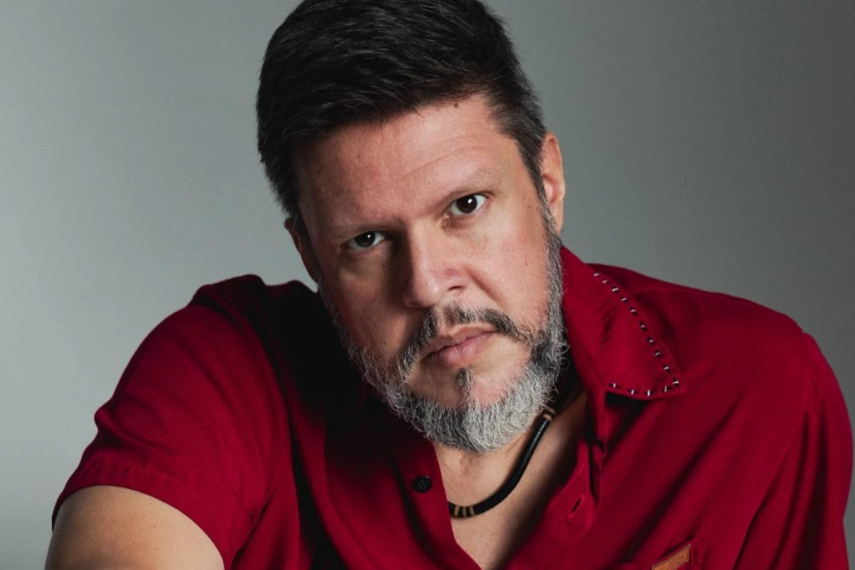 Marco França celebra carreira entre atuação e música: “Ressignificado”