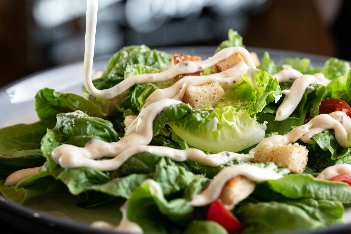 Confira receita de molho rico em proteínas para turbinar sua salada