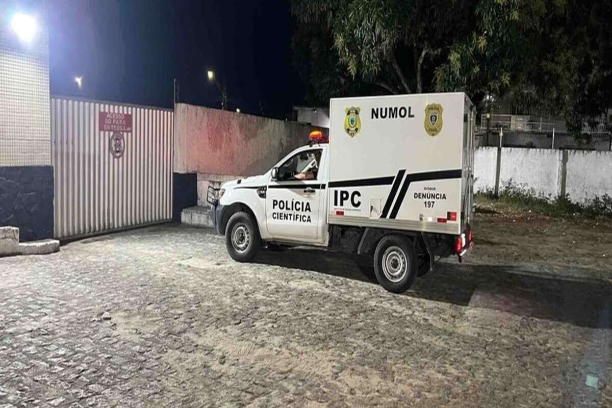 Poste cai sobre carro e mata 2 homens que faziam manutenção no local