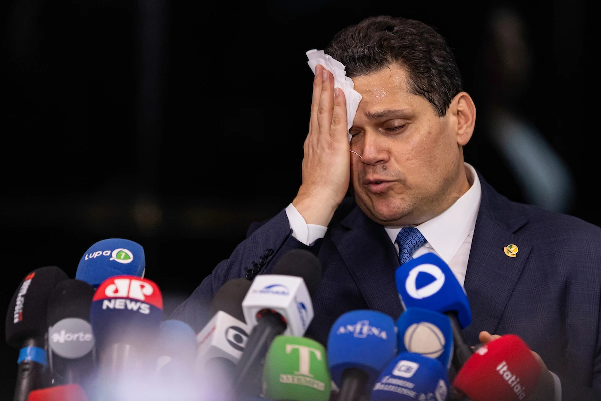 Alcolumbre não atende ligações após risco de sofrer sanção de Trump