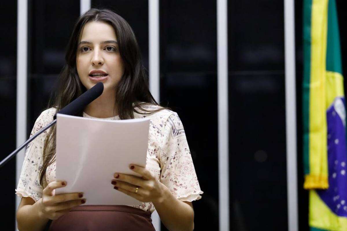 Câmara aprova projeto que criminaliza criar fotos com nudez por IA