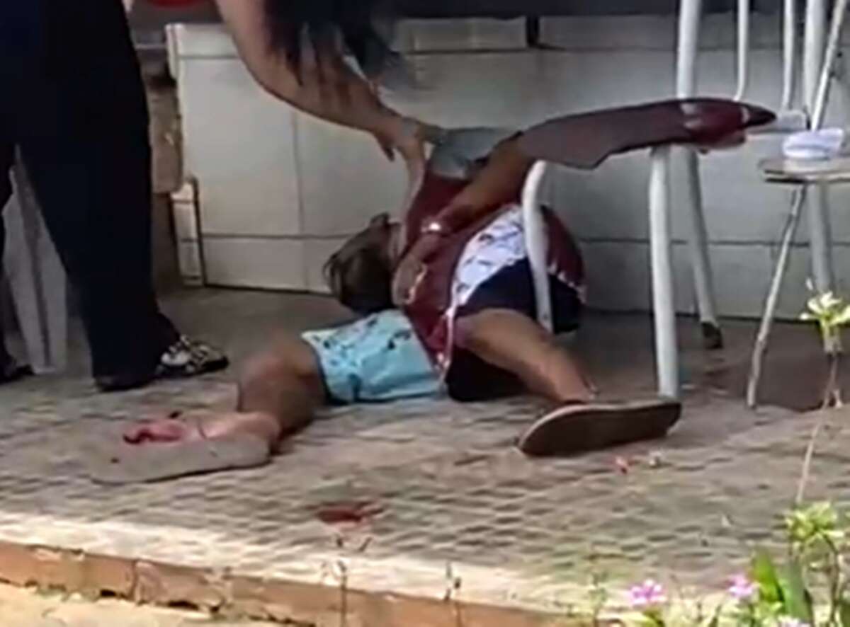 Vídeo: homem agoniza e morre em frente a farmácia após ser esfaqueado