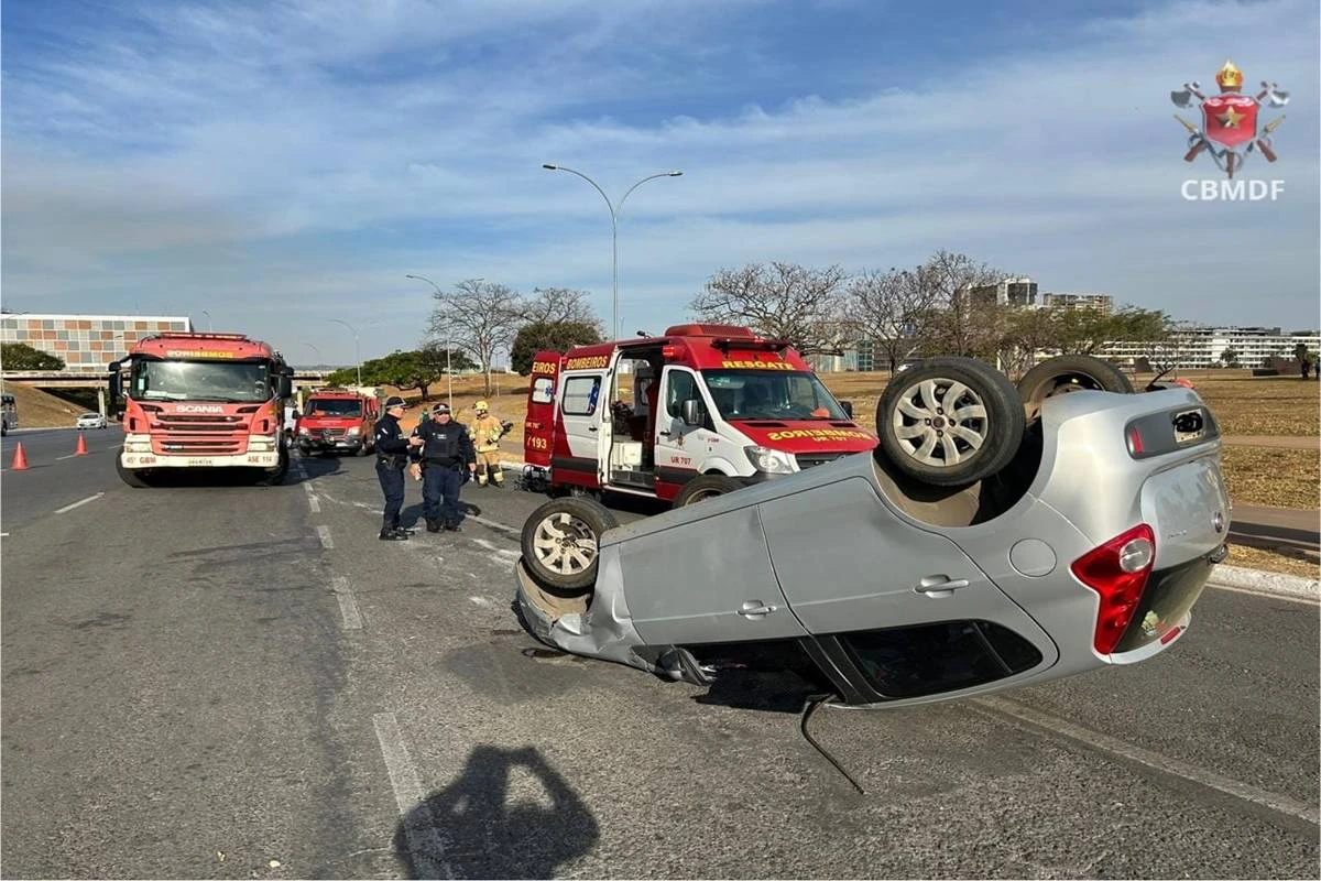 Acidente: colisão entre carros faz veículo capotar no Eixo Monumental