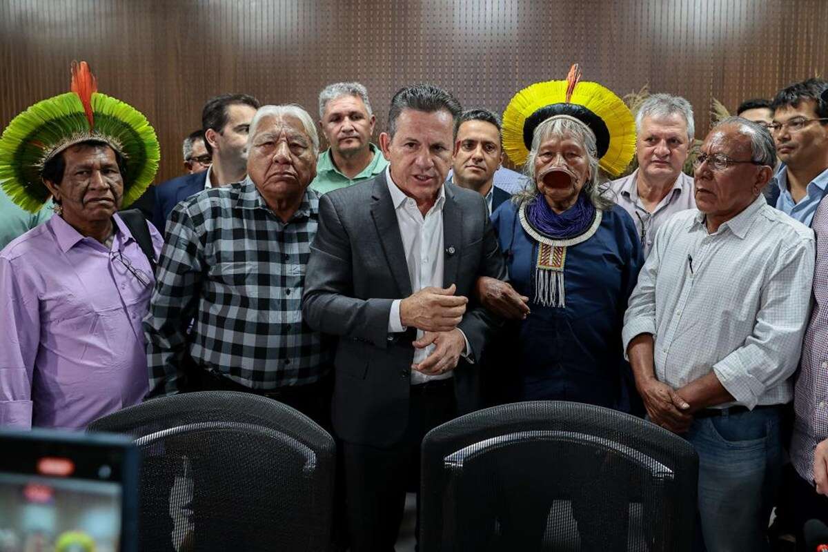 Governador de MT e cacique Raoni se unem por asfalto em área indígena