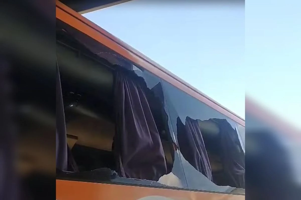 Ônibus que transportava funcionários da Gol é atacado em SP. Vídeo