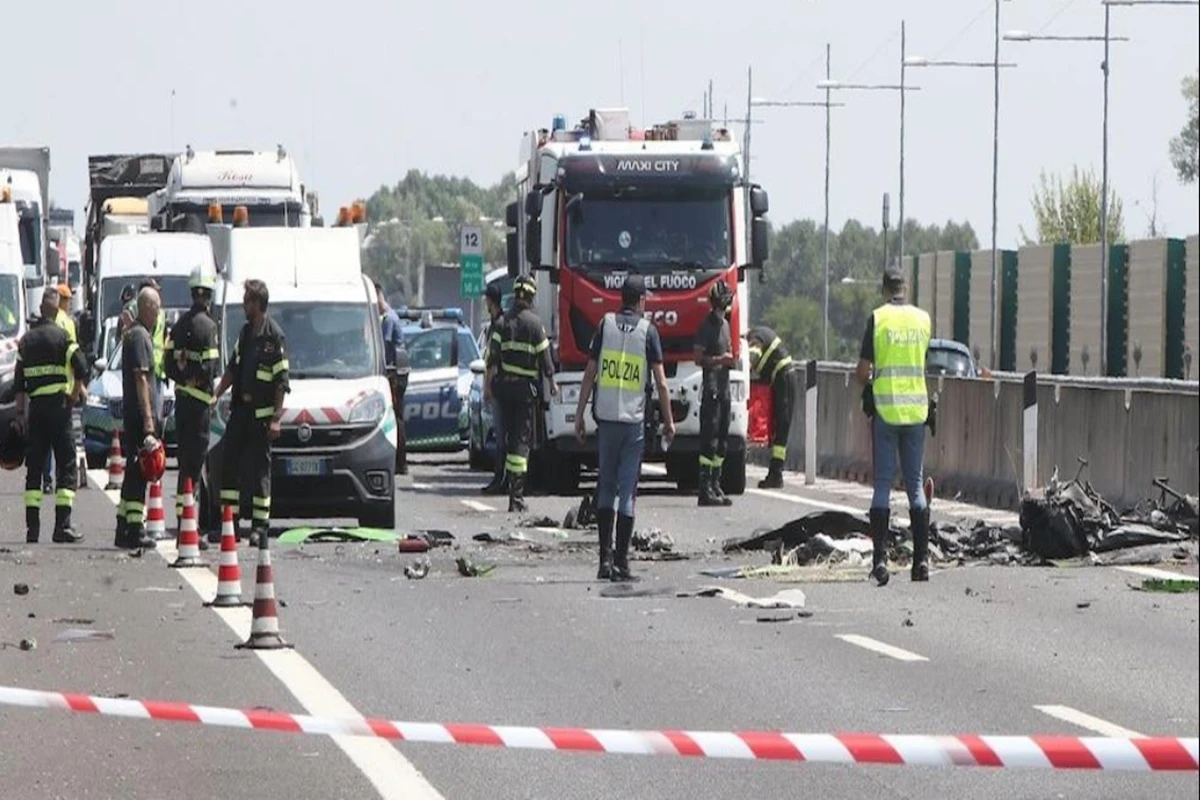 Avião ultraleve cai em rodovia e deixa 2 mortos na Itália. Vídeo