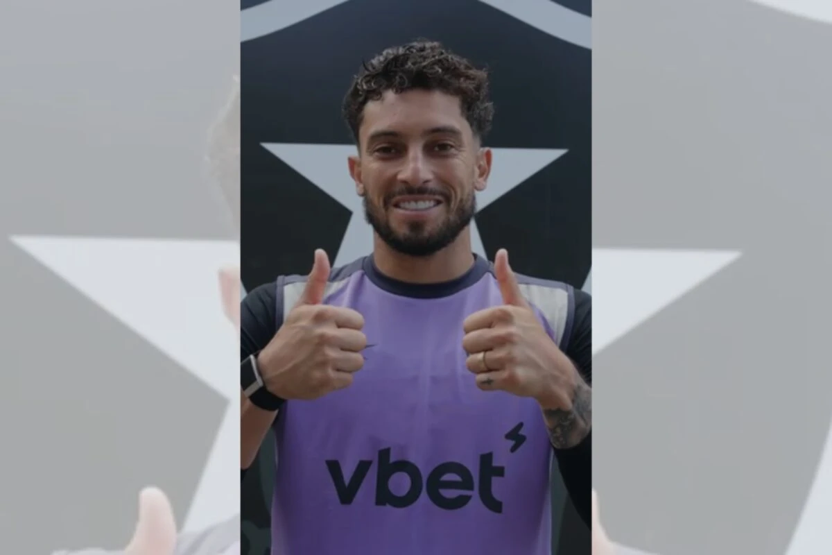 Vídeo: Alex Telles convoca torcida para Vasco x Botafogo no DF