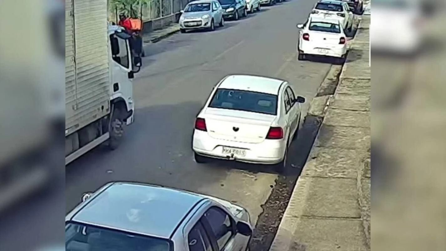 Bebê de 1 ano e mãe são atropeladas por caminhão; criança não resistiu