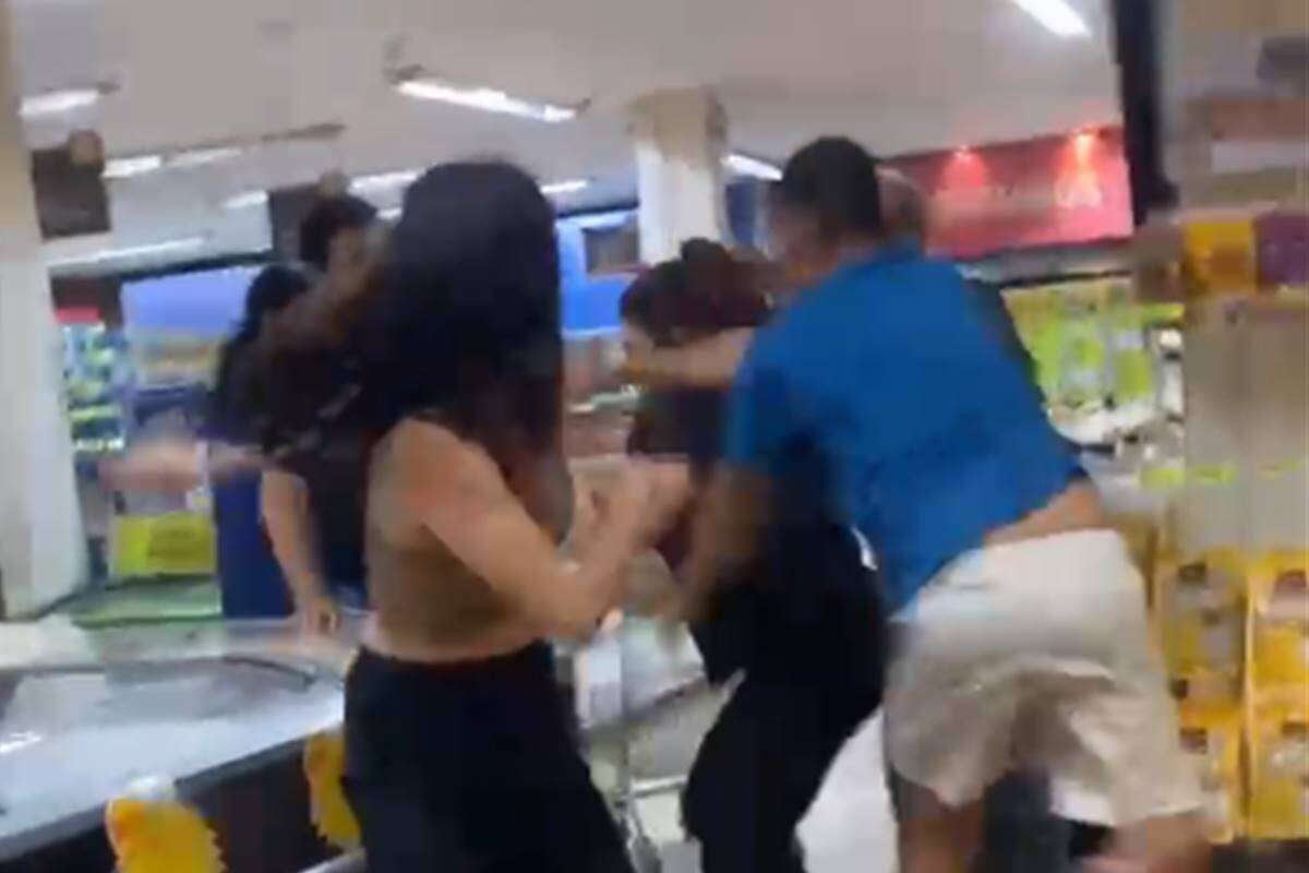 Casal ofende e dá tapas e soco em mulher em supermercado do DF. Vídeo