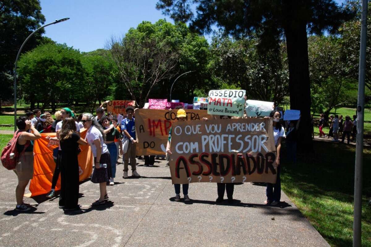 “Sem assédio”: alunos e professores da UnB fazem protesto em campus