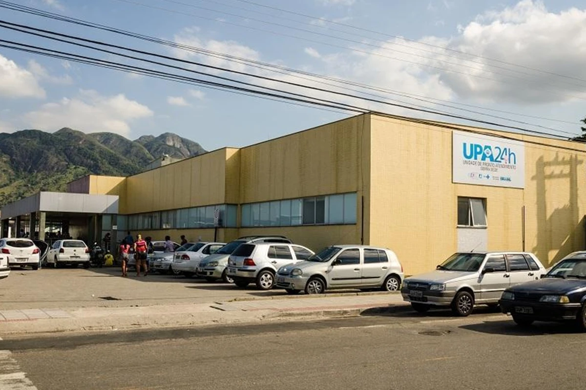 Médico é demitido após receitar ibuprofeno de 2 em 2 horas a paciente