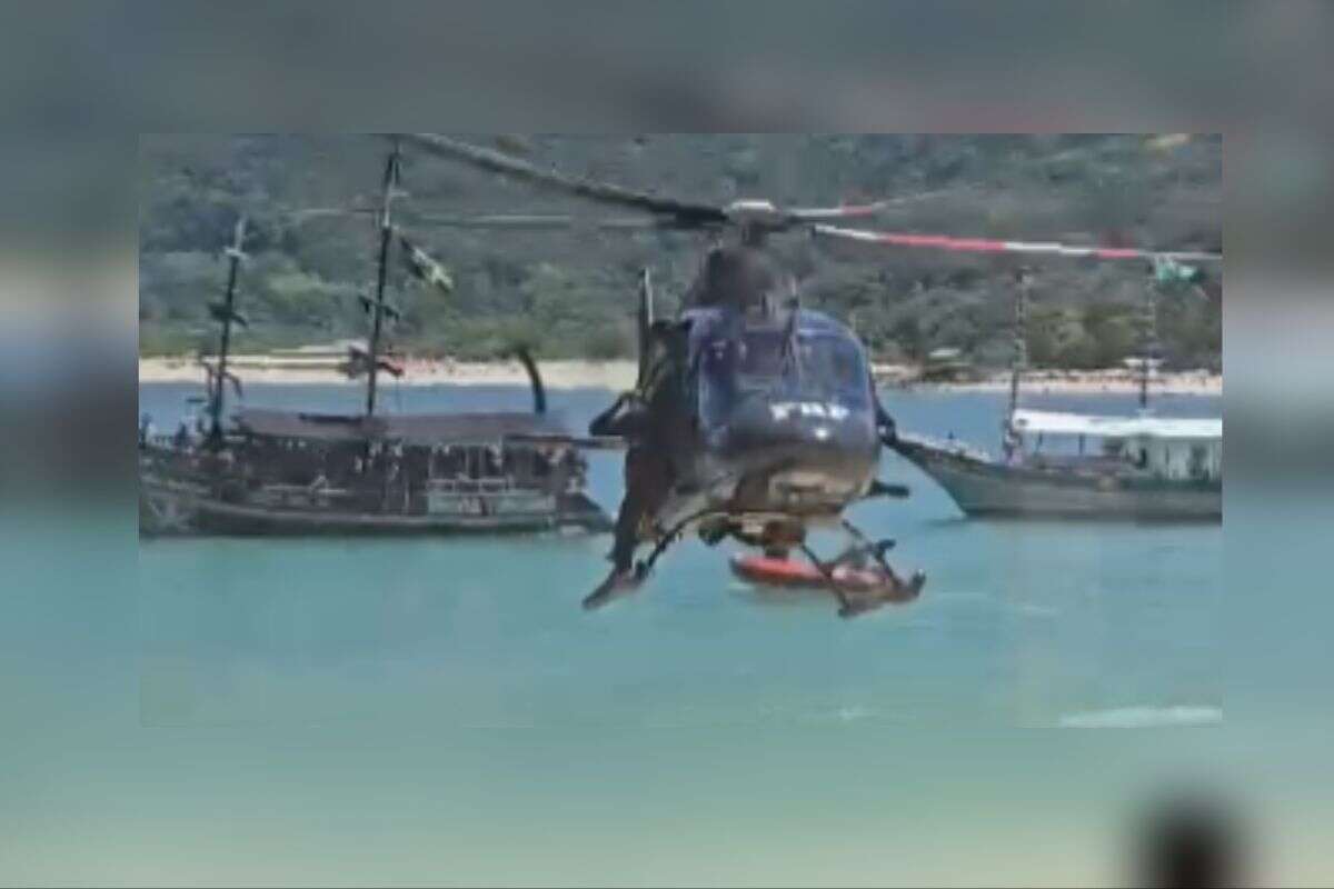 Helicóptero da PRF pousa na praia para salvamento em Ubatuba. Vídeo