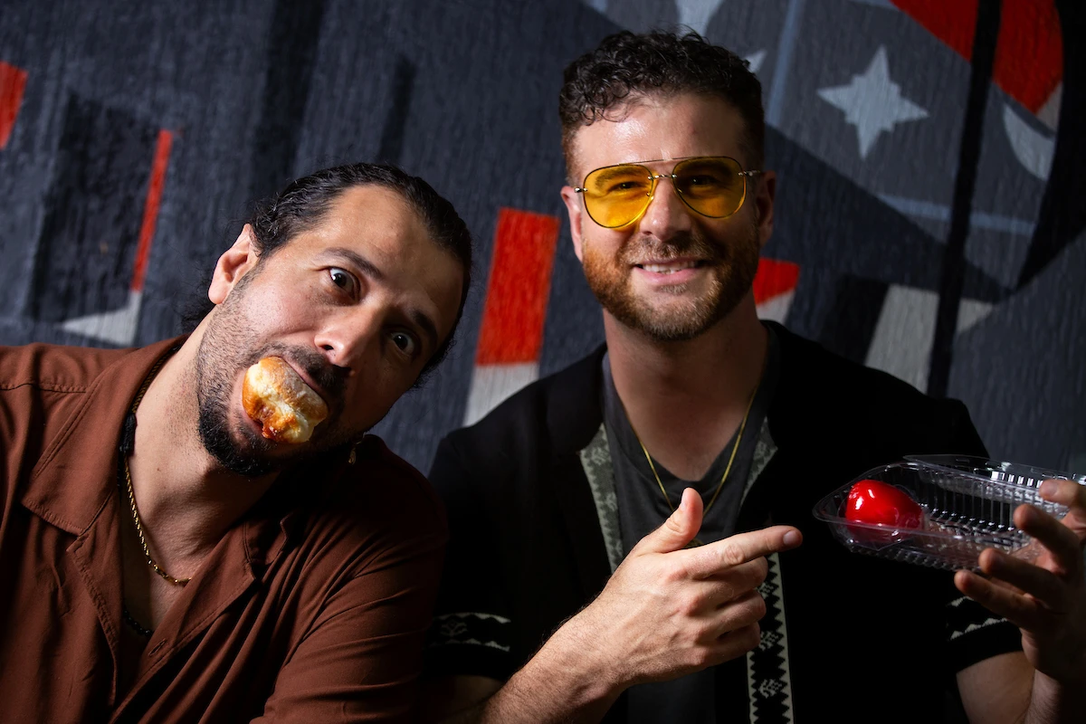 Morango do amor? Banda Magic! testa doce famoso e reage