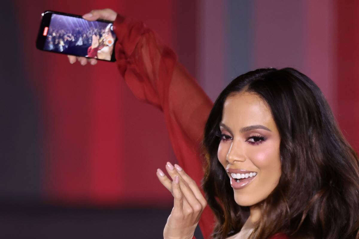 “Lili cantou”: entenda por que Anitta causou após surgir com um iPhone