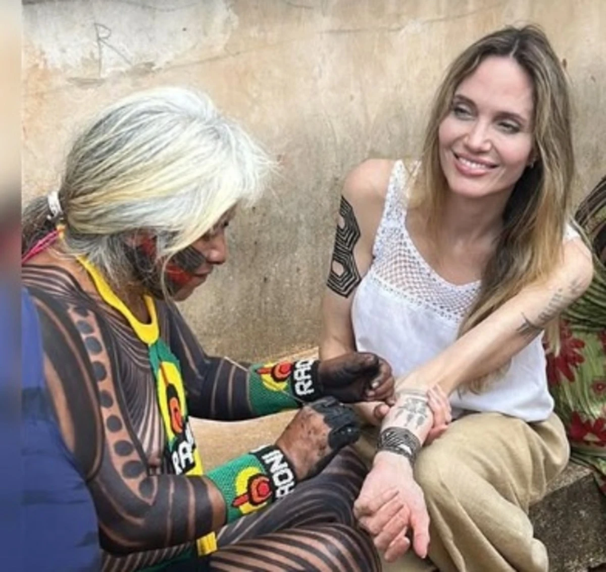 Angelina Jolie: deputada questiona visita da atriz a aldeia no Xingu