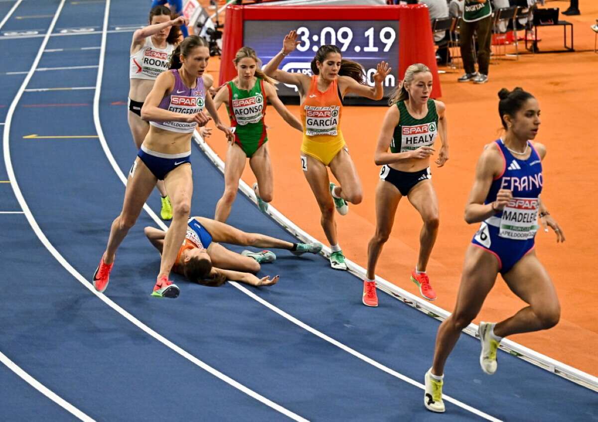 Corredora cai e fica inconsciente durante prova de atletismo; assista