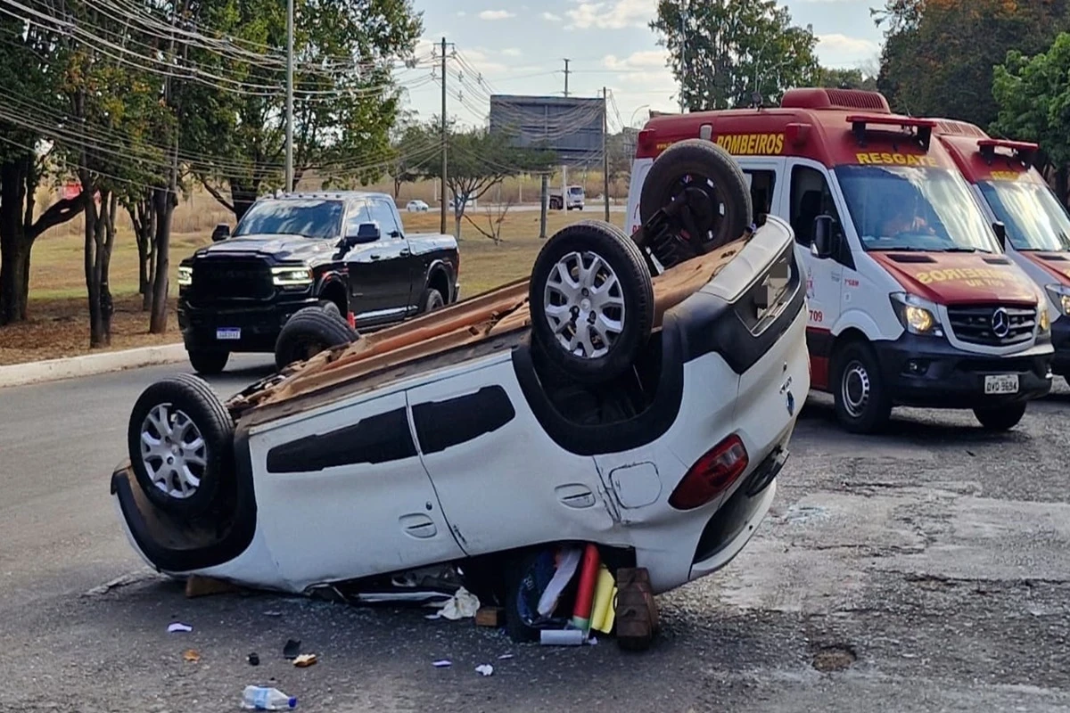 Homem e mulher ficam feridos após carro capotar perto do Zoológico