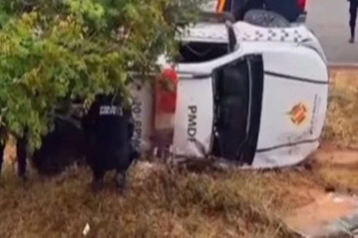 PM fica ferido ao capotar viatura e cair em vala no DF. Veja imagens