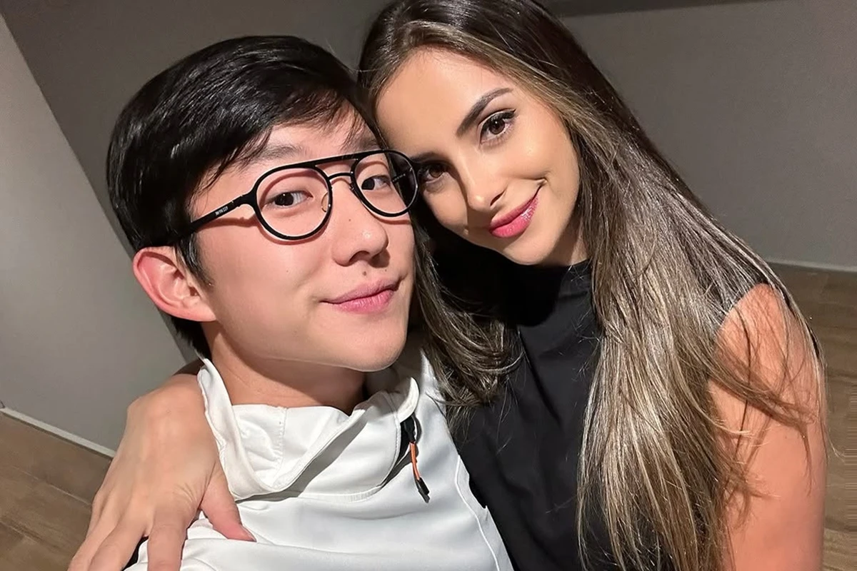 Fotos: Pyong Lee aparece com a namorada pela primeira vez e se declara