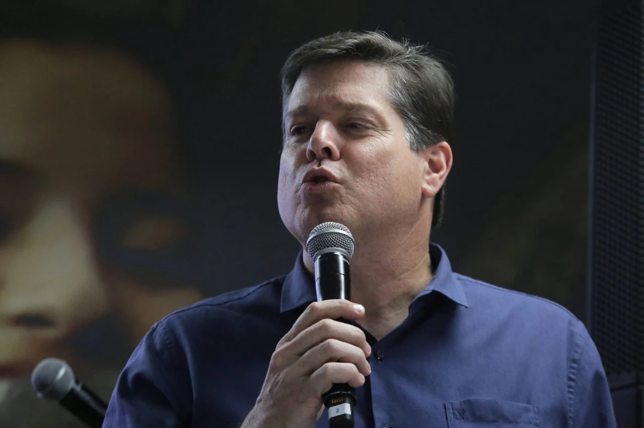 Prefeita atacada por vídeo do biquíni recebe apoio do MDB