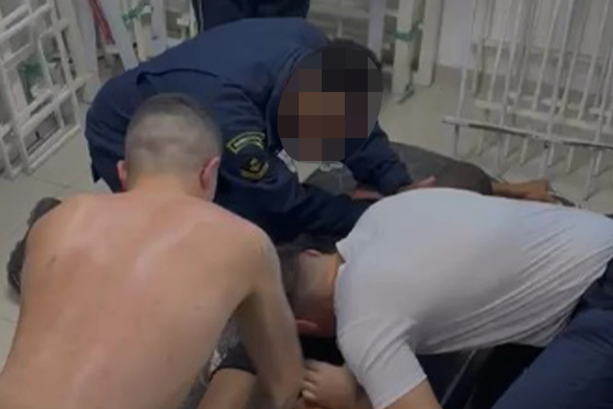 Recruta da Marinha leva mordida na bunda em trote no quartel. Veja