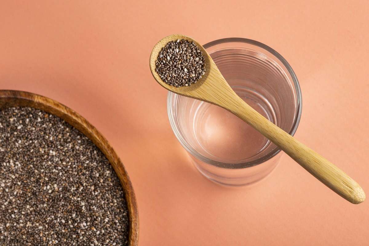 Saiba como a água com chia pode turbinar o rejuvenescimento da pele