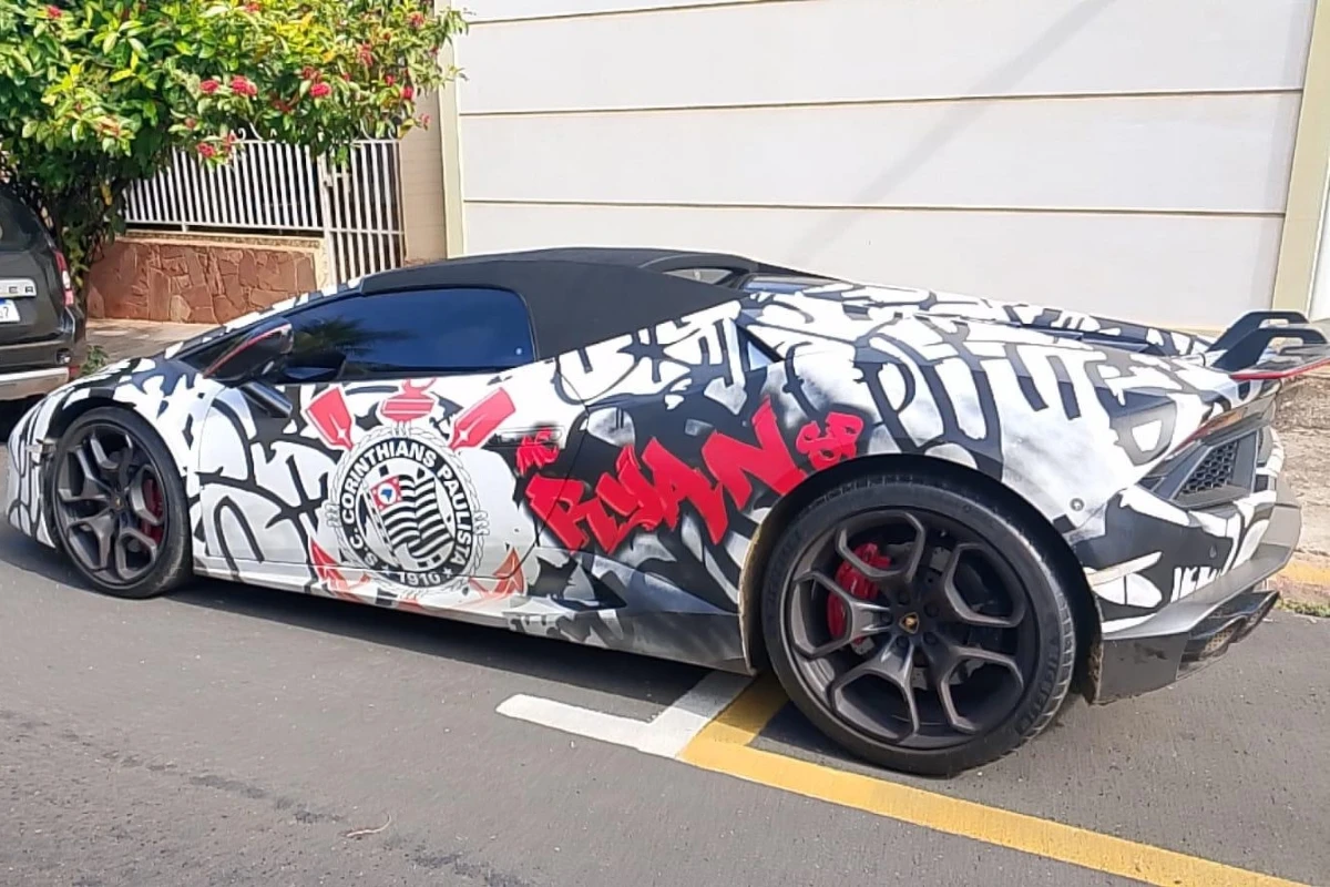 Lamborghini de MC Ryan é liberada após cantor pagar reparo de gramado