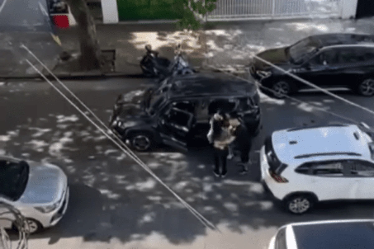 Policial atira na mão durante briga com outra mulher no trânsito. Veja