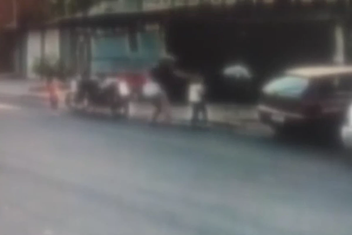 Vídeo: mãe agride filhas de 2 e 5 anos com capacete e puxões de cabelo