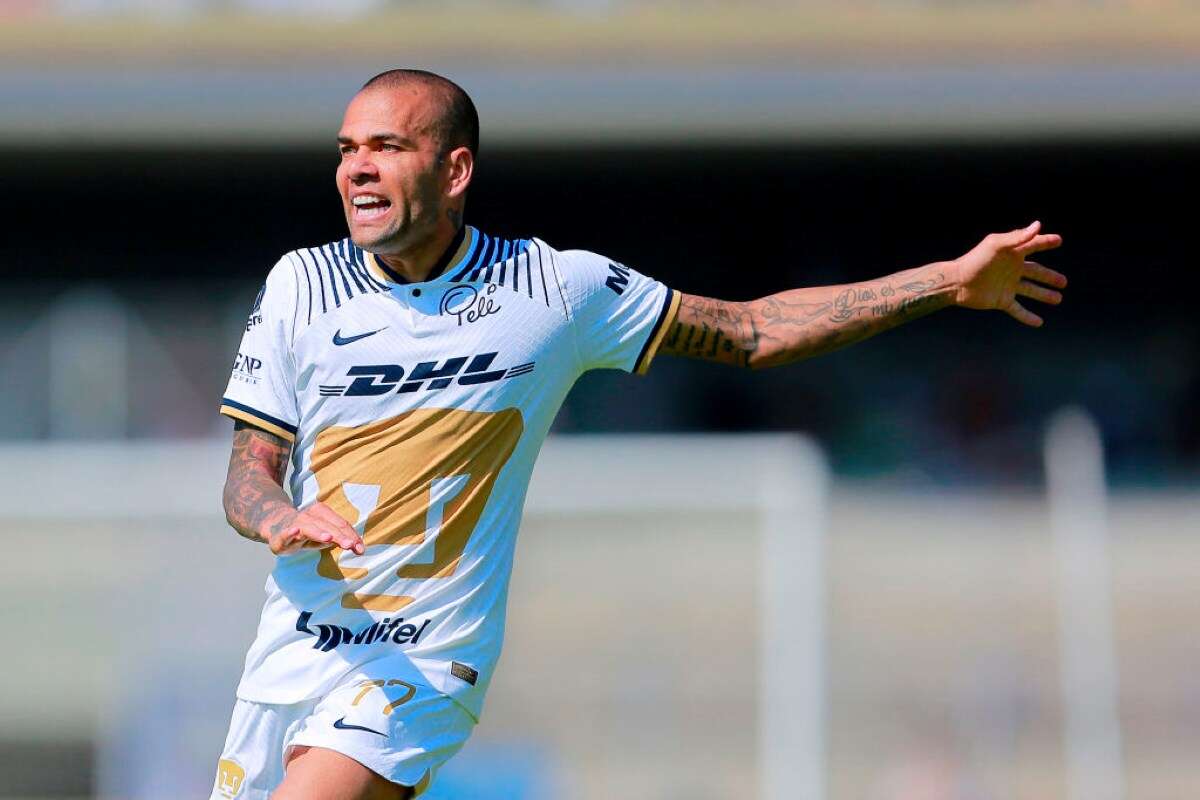 Pumas processa Daniel Alves por violação de contrato. Entenda