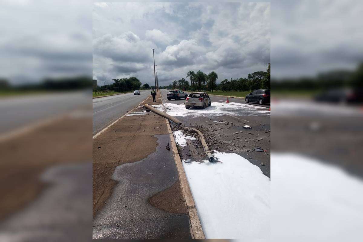 Motorista fica ferido após bater carro em poste no início da Ponte JK