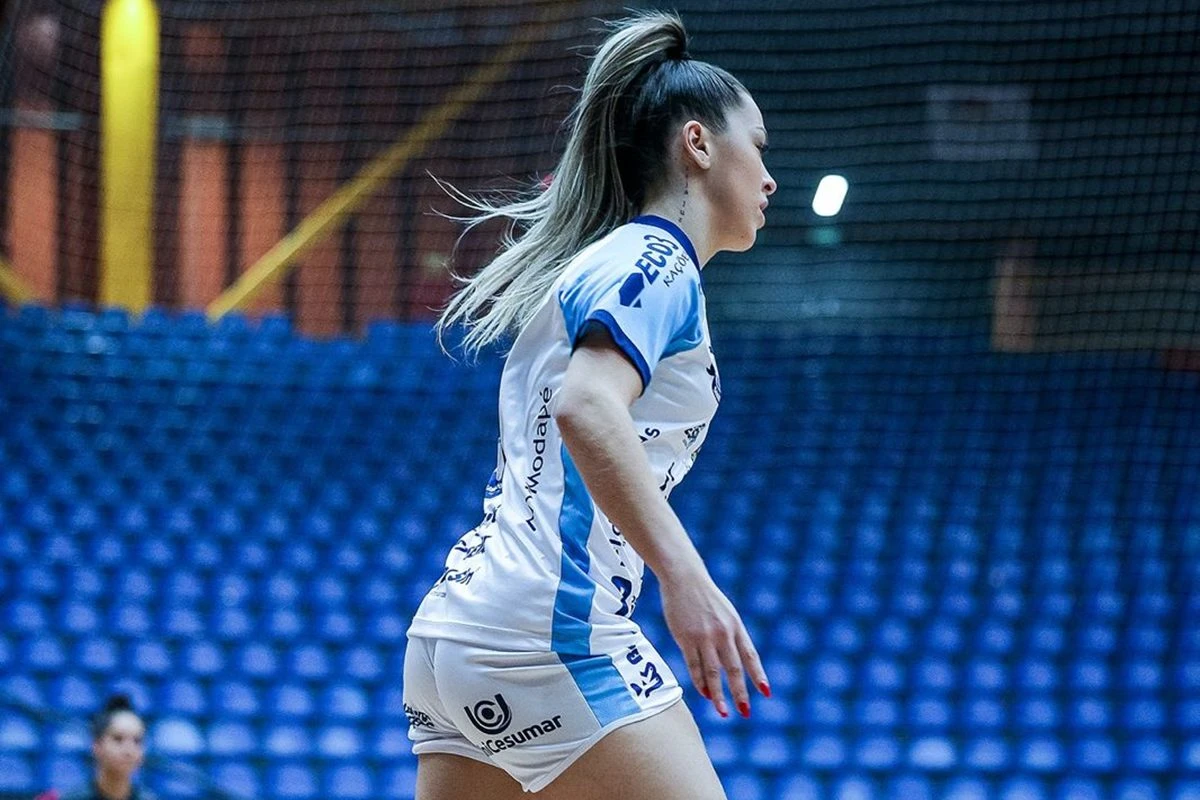 Jogadora revela que foi expulsa de time após criar perfil adulto