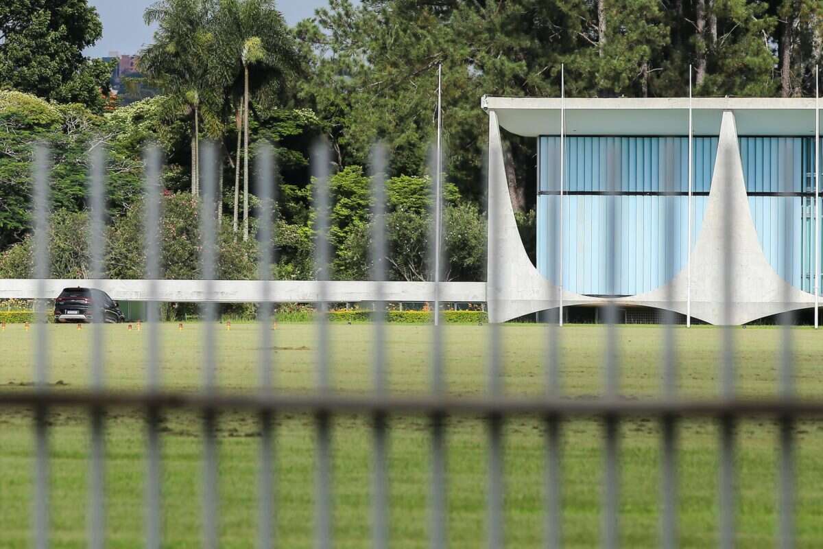 Governo reforma Alvorada enquanto Lula mora em casa de campo