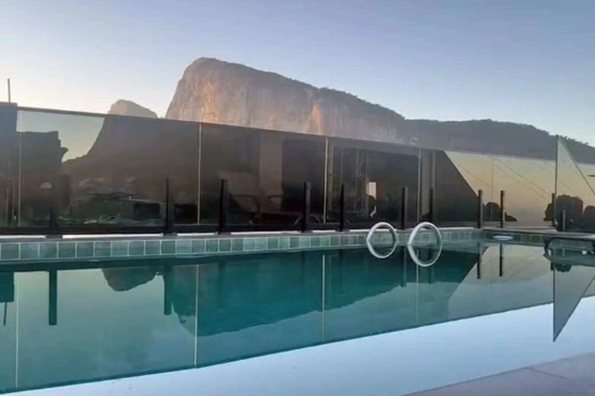 Piscina e geladeira lotada de cerveja: “rooftop do tráfico” é demolido