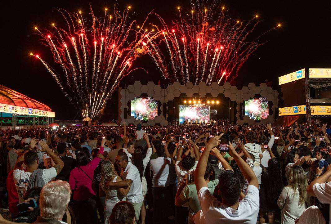 Fogos e festa: Réveillon reúne milhares de pessoas na Esplanada