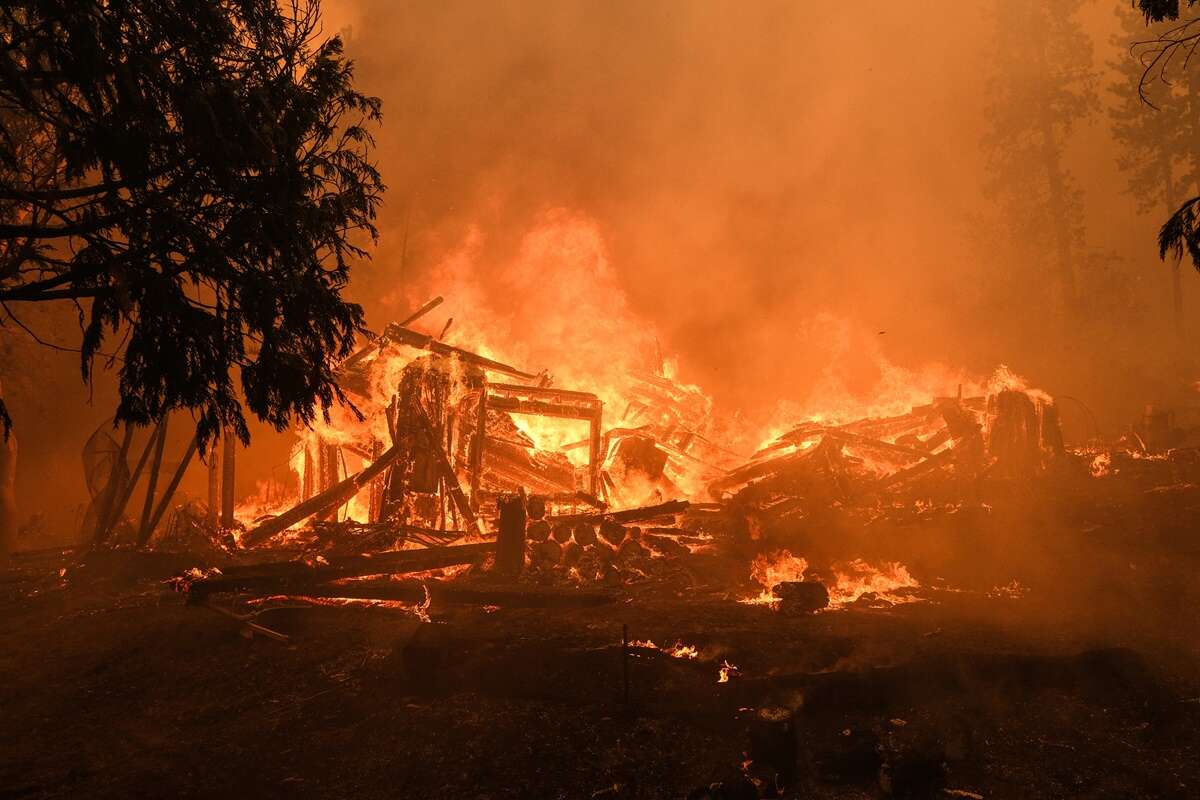 Califórnia: fogo causa mortes, ameaça cidades e obriga fuga de pessoas